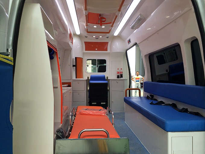 福特V348長(zhǎng)軸超人高頂監(jiān)護(hù)型救護(hù)車(chē) 福特V348長(zhǎng)軸超人高頂監(jiān)護(hù)型救護(hù)車(chē)